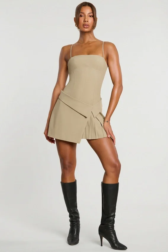 Abito corto plissettato con scollo incrociato in twill intrecciato Bruna, colore taupe Abito corto plissettato con scollo incrociato in twill intrecciato Bruna, colore taupe