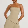 Abito corto plissettato con scollo incrociato in twill intrecciato Bruna, colore taupe Abito corto plissettato con scollo incrociato in twill intrecciato Bruna, colore taupe