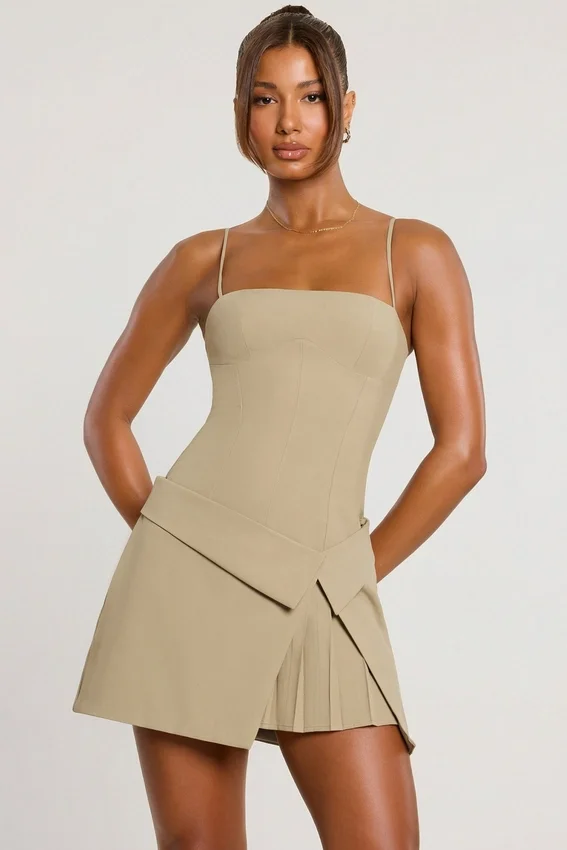 Abito corto plissettato con scollo incrociato in twill intrecciato Bruna, colore taupe Abito corto plissettato con scollo incrociato in twill intrecciato Bruna, colore taupe