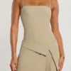 Abito corto plissettato con scollo incrociato in twill intrecciato Bruna, colore taupe Abito corto plissettato con scollo incrociato in twill intrecciato Bruna, colore taupe