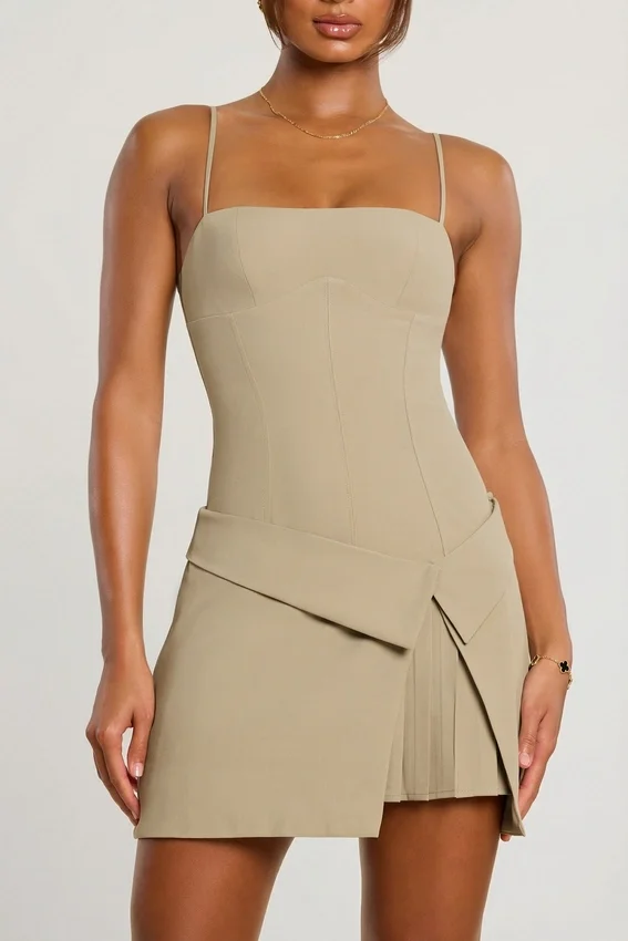 Abito corto plissettato con scollo incrociato in twill intrecciato Bruna, colore taupe Abito corto plissettato con scollo incrociato in twill intrecciato Bruna, colore taupe