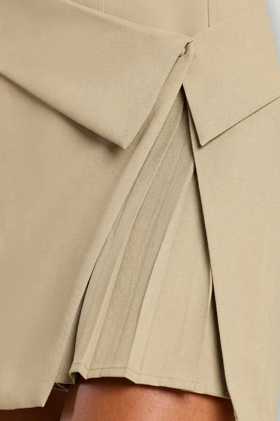 Abito corto plissettato con scollo incrociato in twill intrecciato Bruna, colore taupe Abito corto plissettato con scollo incrociato in twill intrecciato Bruna, colore taupe