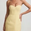 Abito corto strutturato senza spalline con scollo a cuore Talina in giallo pastello Abito corto strutturato senza spalline con scollo a cuore Talina in giallo pastello