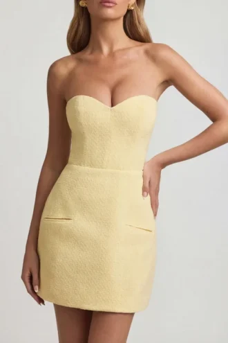 Abito corto strutturato senza spalline con scollo a cuore Talina in giallo pastello