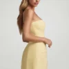 Abito corto strutturato senza spalline con scollo a cuore Talina in giallo pastello Abito corto strutturato senza spalline con scollo a cuore Talina in giallo pastello