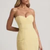 Abito corto strutturato senza spalline con scollo a cuore Talina in giallo pastello Abito corto strutturato senza spalline con scollo a cuore Talina in giallo pastello