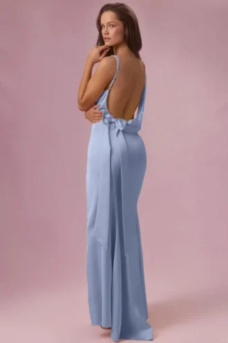 Abito da damigella d’onore drappeggiato in raso Florienne in blu polvere