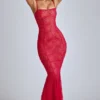 Abito da sera a sirena in pizzo trasparente Marietta in rosso ciliegia Abito da sera a sirena in pizzo trasparente Marietta in rosso ciliegia