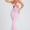 Abito da sera Bella con bordi a contrasto e cut-out in rosa tenue Abito da sera Bella con bordi a contrasto e cut-out in rosa tenue