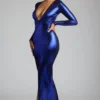 Abito da sera in jersey metallizzato a maniche lunghe Safiya in blu elettrico Abito da sera in jersey metallizzato a maniche lunghe Safiya in blu elettrico