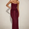 Abito drappeggiato a fascia con spacchi in raso Aisra, colore rosso vino Abito drappeggiato a fascia con spacchi in raso Aisra, colore rosso vino