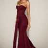 Abito drappeggiato a fascia con spacchi in raso Aisra, colore rosso vino Abito drappeggiato a fascia con spacchi in raso Aisra, colore rosso vino