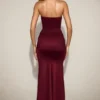 Abito drappeggiato a fascia con spacchi in raso Aisra, colore rosso vino Abito drappeggiato a fascia con spacchi in raso Aisra, colore rosso vino
