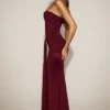 Abito drappeggiato a fascia con spacchi in raso Aisra, colore rosso vino Abito drappeggiato a fascia con spacchi in raso Aisra, colore rosso vino