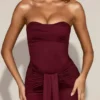 Abito drappeggiato a fascia con spacchi in raso Aisra, colore rosso vino Abito drappeggiato a fascia con spacchi in raso Aisra, colore rosso vino
