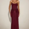 Abito drappeggiato a fascia con spacchi in raso Aisra, colore rosso vino Abito drappeggiato a fascia con spacchi in raso Aisra, colore rosso vino