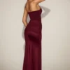 Abito drappeggiato a fascia con spacchi in raso Aisra, colore rosso vino Abito drappeggiato a fascia con spacchi in raso Aisra, colore rosso vino