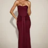 Abito drappeggiato a fascia con spacchi in raso Aisra, colore rosso vino Abito drappeggiato a fascia con spacchi in raso Aisra, colore rosso vino