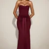 Abito drappeggiato a fascia con spacchi in raso Aisra, colore rosso vino Abito drappeggiato a fascia con spacchi in raso Aisra, colore rosso vino