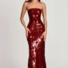 Abito lungo a fascia con decorazioni 3D Nottola in rosso Abito lungo a fascia con decorazioni 3D Nottola in rosso