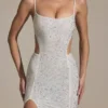 Abito lungo a sirena con cut-out decorato Lucienne in bianco Abito lungo a sirena con cut-out decorato Lucienne in bianco