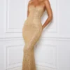 Abito lungo a sirena Krystelle con decorazioni in oro Abito lungo a sirena Krystelle con decorazioni in oro