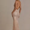 Abito lungo asimmetrico con scollo profondo e schiena scoperta Ameline Premium decorato in beige dorato Abito lungo asimmetrico con scollo profondo e schiena scoperta Ameline Premium decorato in beige dorato