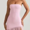 Abito lungo asimmetrico senza spalline con gonna a sirena Melina in rosa tenue Abito lungo asimmetrico senza spalline con gonna a sirena Melina in rosa tenue