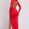 Abito lungo con cappuccio Desdemona a maniche lunghe in rosso fuoco Abito lungo con cappuccio Desdemona a maniche lunghe in rosso fuoco