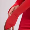 Abito lungo con cappuccio Desdemona a maniche lunghe in rosso fuoco Abito lungo con cappuccio Desdemona a maniche lunghe in rosso fuoco