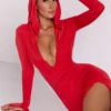 Abito lungo con cappuccio Desdemona a maniche lunghe in rosso fuoco Abito lungo con cappuccio Desdemona a maniche lunghe in rosso fuoco