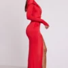Abito lungo con cappuccio Desdemona a maniche lunghe in rosso fuoco Abito lungo con cappuccio Desdemona a maniche lunghe in rosso fuoco