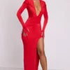Abito lungo con cappuccio Desdemona a maniche lunghe in rosso fuoco Abito lungo con cappuccio Desdemona a maniche lunghe in rosso fuoco
