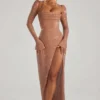 Abito lungo con collo a cappuccio decorato Champel in color nude Abito lungo con collo a cappuccio decorato Champel in color nude