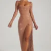 Abito lungo con collo a cappuccio decorato Champel in color nude Abito lungo con collo a cappuccio decorato Champel in color nude