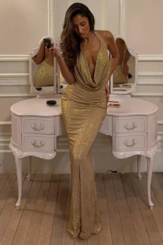 Abito lungo con collo a cappuccio e schiena scoperta decorato Feyre in oro