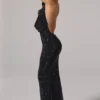 Abito lungo con collo a cappuccio e schiena scoperta Feyre con decorazioni in nero Abito lungo con collo a cappuccio e schiena scoperta Feyre con decorazioni in nero