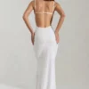 Abito lungo con collo a cappuccio e schiena scoperta Nivalis con decorazioni in bianco Abito lungo con collo a cappuccio e schiena scoperta Nivalis con decorazioni in bianco