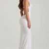 Abito lungo con collo a cappuccio e schiena scoperta Nivalis con decorazioni in bianco Abito lungo con collo a cappuccio e schiena scoperta Nivalis con decorazioni in bianco
