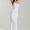 Abito lungo con collo a cappuccio e schiena scoperta Nivalis con decorazioni in bianco Abito lungo con collo a cappuccio e schiena scoperta Nivalis con decorazioni in bianco