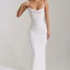 Abito lungo con collo a cappuccio e schiena scoperta Nivalis con decorazioni in bianco Abito lungo con collo a cappuccio e schiena scoperta Nivalis con decorazioni in bianco