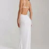 Abito lungo con collo a cappuccio e schiena scoperta Nivalis con decorazioni in bianco Abito lungo con collo a cappuccio e schiena scoperta Nivalis con decorazioni in bianco
