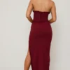 Abito lungo con corpetto allacciato e scollo all’americana Penelope in rosso bacca Abito lungo con corpetto allacciato e scollo all’americana Penelope in rosso bacca