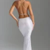 Abito lungo con cut-out e decorazioni sulla schiena Magdalena in bianco Abito lungo con cut-out e decorazioni sulla schiena Magdalena in bianco