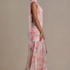 Abito lungo con dettagli a sciarpa decorato Primrose Premium con stampa floreale rosa Abito lungo con dettagli a sciarpa decorato Primrose Premium con stampa floreale rosa