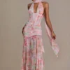Abito lungo con dettagli a sciarpa decorato Primrose Premium con stampa floreale rosa Abito lungo con dettagli a sciarpa decorato Primrose Premium con stampa floreale rosa