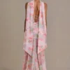 Abito lungo con dettagli a sciarpa decorato Primrose Premium con stampa floreale rosa Abito lungo con dettagli a sciarpa decorato Primrose Premium con stampa floreale rosa
