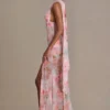 Abito lungo con dettagli a sciarpa decorato Primrose Premium con stampa floreale rosa Abito lungo con dettagli a sciarpa decorato Primrose Premium con stampa floreale rosa