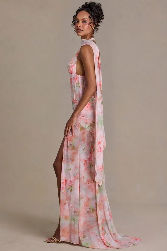 Abito lungo con dettagli a sciarpa decorato Primrose Premium con stampa floreale rosa Abito lungo con dettagli a sciarpa decorato Primrose Premium con stampa floreale rosa