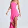 Abito lungo con scollo a fascia, cut-out e volant Acelynn in rosa lollipop Abito lungo con scollo a fascia, cut-out e volant Acelynn in rosa lollipop